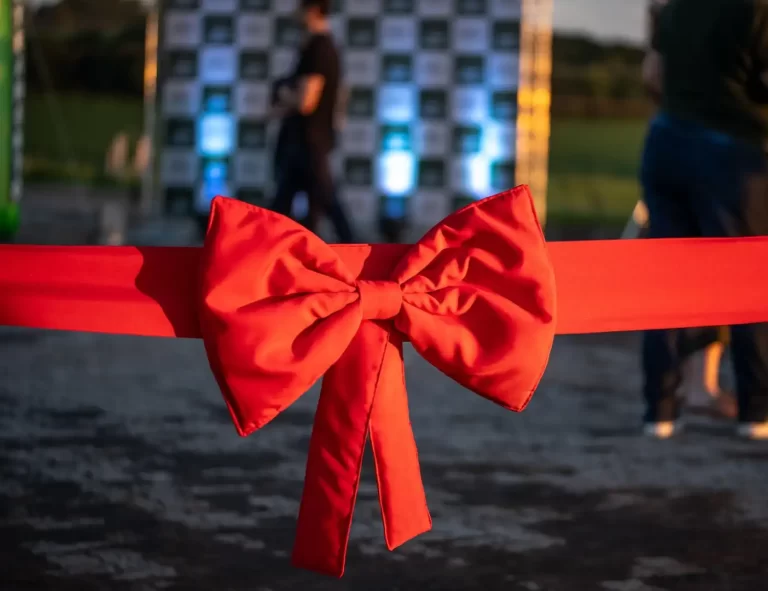 Fita inaugural do lançamento do Jardim América