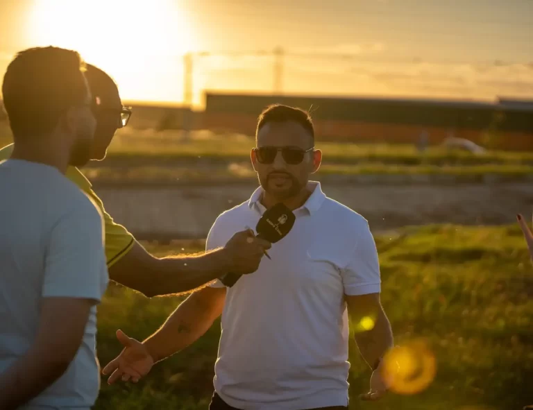 Entrevista ao pôr do sol no Loteamento Jardim América