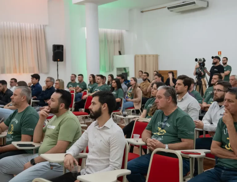 Corretores e convidados durante o lançamento