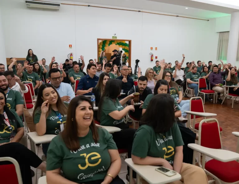 Plateia participando do lançamento do loteamento